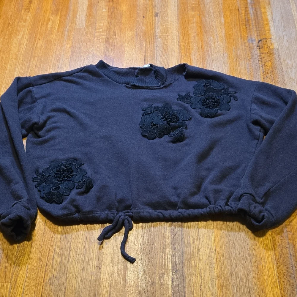Chloe & Katie Women‎ Small Black Floral Crew Neck Cropped Drawstring Hem Sweater
